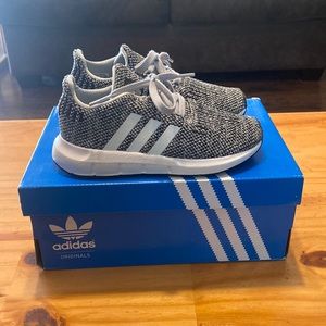 (BrandNew) Black & White Adidas in a size 10